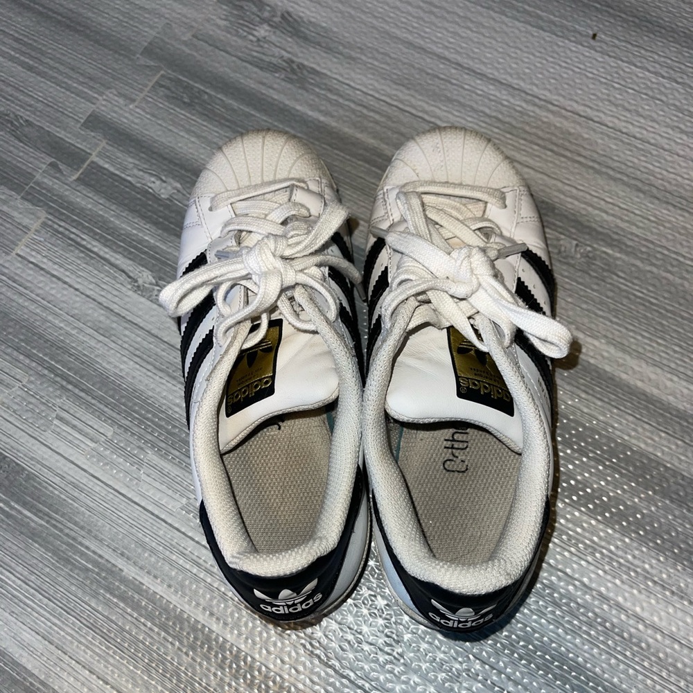 Adidas superstars